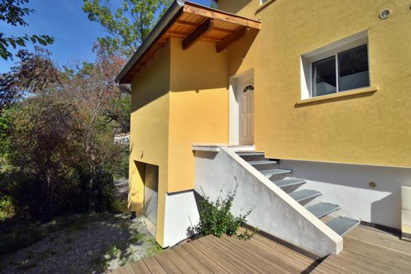 Maison contemporaine 4 pièces avec terrasse, garage et cave à 15 min de Digne-les-Bains