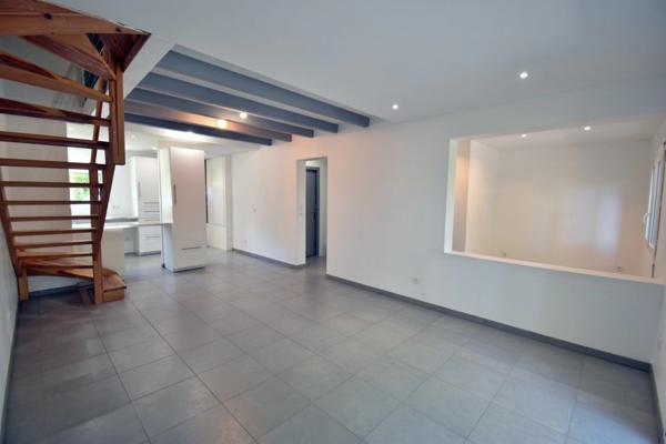 Maison contemporaine 4 pièces avec terrasse, garage et cave à 15 min de Digne-les-Bains