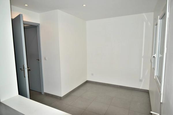 Maison contemporaine 4 pièces avec terrasse, garage et cave à 15 min de Digne-les-Bains