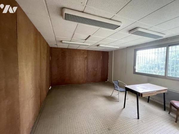 A VENDRE LOCAUX PROFESSIONNELS BUREAUX