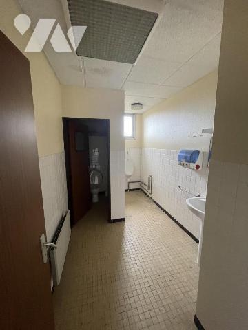 A VENDRE LOCAUX PROFESSIONNELS BUREAUX