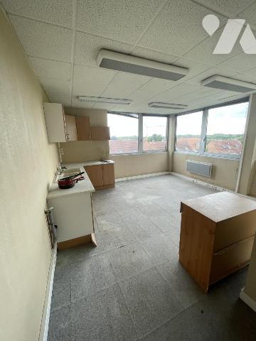 A VENDRE LOCAUX PROFESSIONNELS BUREAUX