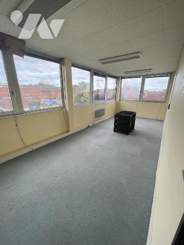 A VENDRE LOCAUX PROFESSIONNELS BUREAUX