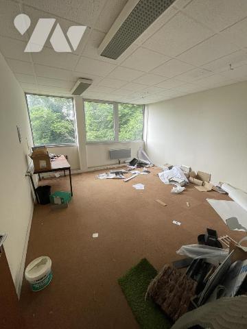 A VENDRE LOCAUX PROFESSIONNELS BUREAUX