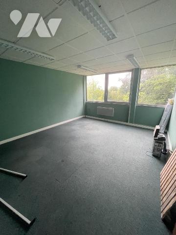 A VENDRE LOCAUX PROFESSIONNELS BUREAUX
