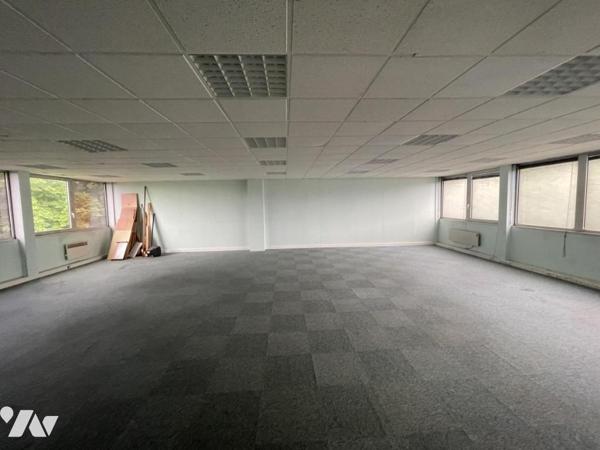A VENDRE LOCAUX PROFESSIONNELS BUREAUX