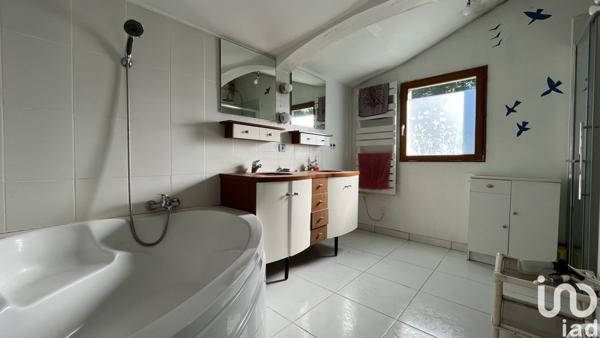 Maison 5 pièces de 135 m² à Cavignac (33620)