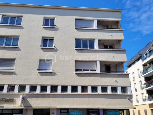 *** URGENT! *** Hyper centre ville *** CC COTY *** Appartement F3 au 2ème étage sur 3 dans petit copropriété au pied de Centre Commercial COTY,  comprenant: entrée, séjour accès loggia, 2 chambres avec placards, dont une des chambres avec accès sur loggia, cuisine aménagée,  SDD avec séchoir et coin buanderie, WC . Exposition est/ouest. Chauffage individuel au gaz. Cave au rez-de-chaussée.  Faible charge syndic. Stationnement sécurisé non nominatif.