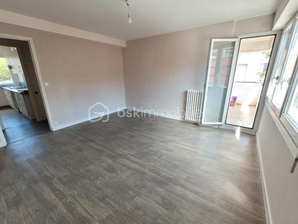 *** URGENT! *** Hyper centre ville *** CC COTY *** Appartement F3 au 2ème étage sur 3 dans petit copropriété au pied de Centre Commercial COTY,  comprenant: entrée, séjour accès loggia, 2 chambres avec placards, dont une des chambres avec accès sur loggia, cuisine aménagée,  SDD avec séchoir et coin buanderie, WC . Exposition est/ouest. Chauffage individuel au gaz. Cave au rez-de-chaussée.  Faible charge syndic. Stationnement sécurisé non nominatif.