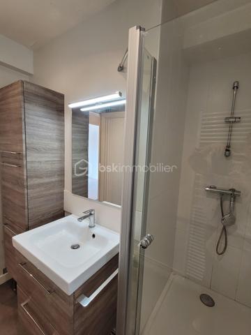 *** URGENT! *** Hyper centre ville *** CC COTY *** Appartement F3 au 2ème étage sur 3 dans petit copropriété au pied de Centre Commercial COTY,  comprenant: entrée, séjour accès loggia, 2 chambres avec placards, dont une des chambres avec accès sur loggia, cuisine aménagée,  SDD avec séchoir et coin buanderie, WC . Exposition est/ouest. Chauffage individuel au gaz. Cave au rez-de-chaussée.  Faible charge syndic. Stationnement sécurisé non nominatif.