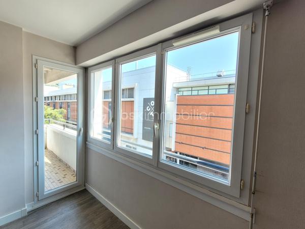 *** URGENT! *** Hyper centre ville *** CC COTY *** Appartement F3 au 2ème étage sur 3 dans petit copropriété au pied de Centre Commercial COTY,  comprenant: entrée, séjour accès loggia, 2 chambres avec placards, dont une des chambres avec accès sur loggia, cuisine aménagée,  SDD avec séchoir et coin buanderie, WC . Exposition est/ouest. Chauffage individuel au gaz. Cave au rez-de-chaussée.  Faible charge syndic. Stationnement sécurisé non nominatif.