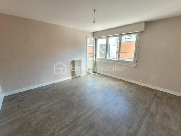 *** URGENT! *** Hyper centre ville *** CC COTY *** Appartement F3 au 2ème étage sur 3 dans petit copropriété au pied de Centre Commercial COTY,  comprenant: entrée, séjour accès loggia, 2 chambres avec placards, dont une des chambres avec accès sur loggia, cuisine aménagée,  SDD avec séchoir et coin buanderie, WC . Exposition est/ouest. Chauffage individuel au gaz. Cave au rez-de-chaussée.  Faible charge syndic. Stationnement sécurisé non nominatif.