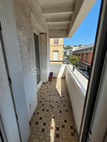 *** URGENT! *** Hyper centre ville *** CC COTY *** Appartement F3 au 2ème étage sur 3 dans petit copropriété au pied de Centre Commercial COTY,  comprenant: entrée, séjour accès loggia, 2 chambres avec placards, dont une des chambres avec accès sur loggia, cuisine aménagée,  SDD avec séchoir et coin buanderie, WC . Exposition est/ouest. Chauffage individuel au gaz. Cave au rez-de-chaussée.  Faible charge syndic. Stationnement sécurisé non nominatif.