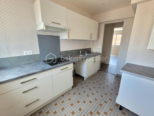 *** URGENT! *** Hyper centre ville *** CC COTY *** Appartement F3 au 2ème étage sur 3 dans petit copropriété au pied de Centre Commercial COTY,  comprenant: entrée, séjour accès loggia, 2 chambres avec placards, dont une des chambres avec accès sur loggia, cuisine aménagée,  SDD avec séchoir et coin buanderie, WC . Exposition est/ouest. Chauffage individuel au gaz. Cave au rez-de-chaussée.  Faible charge syndic. Stationnement sécurisé non nominatif.