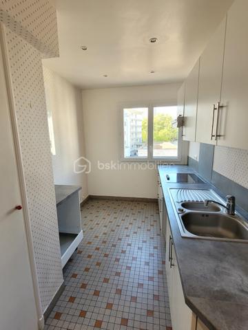 *** URGENT! *** Hyper centre ville *** CC COTY *** Appartement F3 au 2ème étage sur 3 dans petit copropriété au pied de Centre Commercial COTY,  comprenant: entrée, séjour accès loggia, 2 chambres avec placards, dont une des chambres avec accès sur loggia, cuisine aménagée,  SDD avec séchoir et coin buanderie, WC . Exposition est/ouest. Chauffage individuel au gaz. Cave au rez-de-chaussée.  Faible charge syndic. Stationnement sécurisé non nominatif.