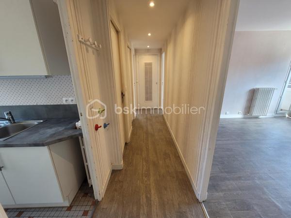 *** URGENT! *** Hyper centre ville *** CC COTY *** Appartement F3 au 2ème étage sur 3 dans petit copropriété au pied de Centre Commercial COTY,  comprenant: entrée, séjour accès loggia, 2 chambres avec placards, dont une des chambres avec accès sur loggia, cuisine aménagée,  SDD avec séchoir et coin buanderie, WC . Exposition est/ouest. Chauffage individuel au gaz. Cave au rez-de-chaussée.  Faible charge syndic. Stationnement sécurisé non nominatif.