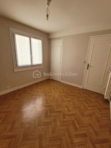 *** URGENT! *** Hyper centre ville *** CC COTY *** Appartement F3 au 2ème étage sur 3 dans petit copropriété au pied de Centre Commercial COTY,  comprenant: entrée, séjour accès loggia, 2 chambres avec placards, dont une des chambres avec accès sur loggia, cuisine aménagée,  SDD avec séchoir et coin buanderie, WC . Exposition est/ouest. Chauffage individuel au gaz. Cave au rez-de-chaussée.  Faible charge syndic. Stationnement sécurisé non nominatif.