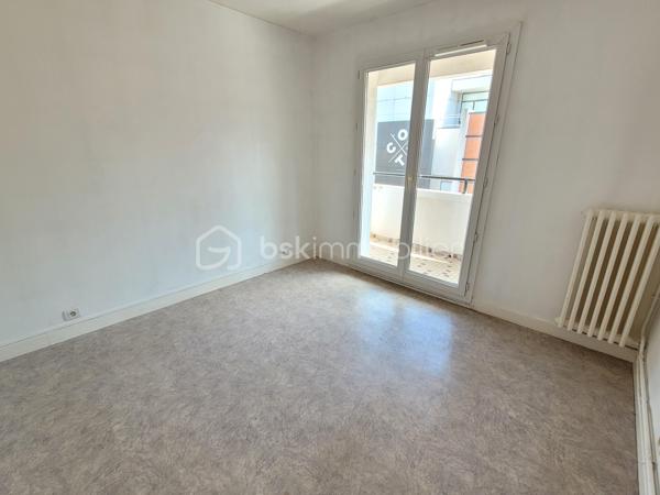 *** URGENT! *** Hyper centre ville *** CC COTY *** Appartement F3 au 2ème étage sur 3 dans petit copropriété au pied de Centre Commercial COTY,  comprenant: entrée, séjour accès loggia, 2 chambres avec placards, dont une des chambres avec accès sur loggia, cuisine aménagée,  SDD avec séchoir et coin buanderie, WC . Exposition est/ouest. Chauffage individuel au gaz. Cave au rez-de-chaussée.  Faible charge syndic. Stationnement sécurisé non nominatif.