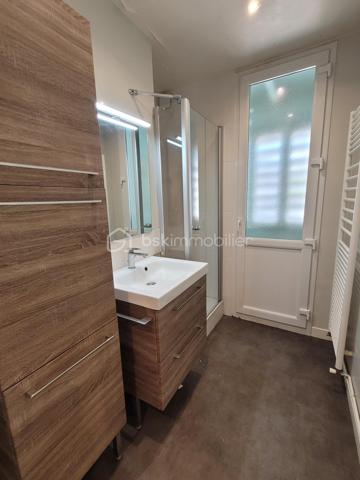 *** URGENT! *** Hyper centre ville *** CC COTY *** Appartement F3 au 2ème étage sur 3 dans petit copropriété au pied de Centre Commercial COTY,  comprenant: entrée, séjour accès loggia, 2 chambres avec placards, dont une des chambres avec accès sur loggia, cuisine aménagée,  SDD avec séchoir et coin buanderie, WC . Exposition est/ouest. Chauffage individuel au gaz. Cave au rez-de-chaussée.  Faible charge syndic. Stationnement sécurisé non nominatif.