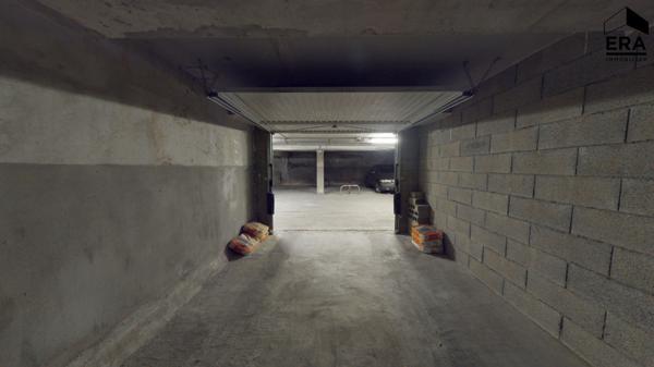 NICE - FLEURS : UN BEAU GARAGE FACILE D'ACCÈS.