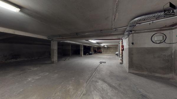 NICE - FLEURS : UN BEAU GARAGE FACILE D'ACCÈS.