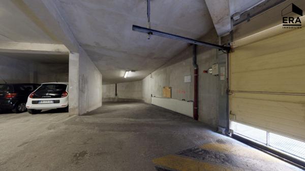 NICE - FLEURS : UN BEAU GARAGE FACILE D'ACCÈS.