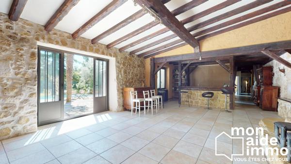 Chateau avec dépendances sur 23 hectares
