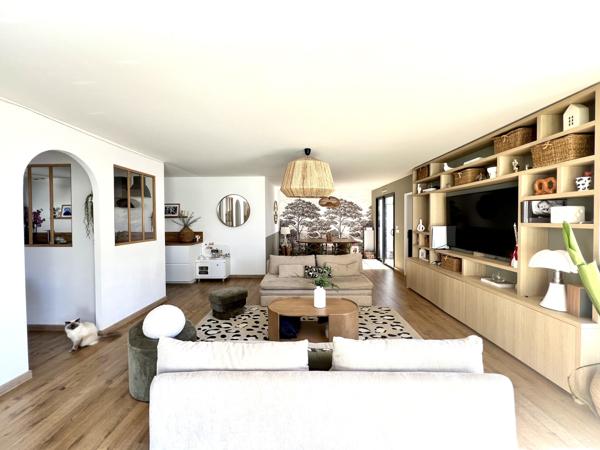 Maison
                                                                                                                                                                                                                                                                                                                        7 pièce(s)                                                                                                                                                                                                          5 chambre(s)                                                                                                                                                                                                          198  m²