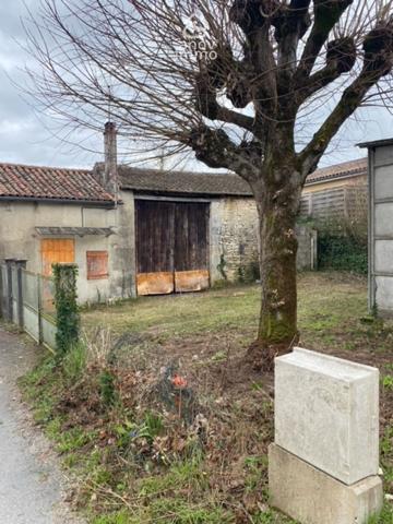 Maison de village
                                                                                                                                                                                                                                                                                                                        3 pièce(s)                                                                                                                                                                                                          1 chambre(s)                                                                                                                                                                                                          80  m²