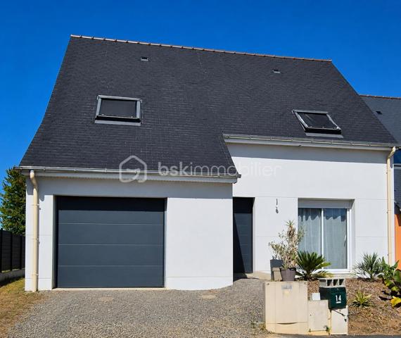 Laissez-vous séduire par cette superbe maison familiale de 2024, où modernité, confort et luminosité se conjuguent à la perfection.

Dès l'entrée, vous découvrirez une magnifique pièce de vie traversante, baignée de lumière naturelle, idéale pour partager des moments en famille ou entre amis. Sa cuisine aménagée et entièrement équipée, ouverte sur le séjour, allie élégance et fonctionnalité.

Le rez-de-chaussée offre également une suite parentale avec sa salle d'eau privative (douche et vasque), un véritable cocon pour préserver votre intimité.

À l'étage, trois belles chambres, une salle d'eau moderne et un WC indépendant complètent parfaitement l'espace nuit.

Les prestations qui font la différence :
🏡 Maison de 113,26 m² sur une parcelle de 321 m².
🛏️ 4 chambres dont une suite parentale au rez-de-chaussée.
🍽️ Cuisine aménagée et équipée ouverte sur le séjour.
☀️ Belle pièce de vie traversante et lumineuse.
🌿 Pompe à chaleur – DPE A, pour un confort optimal et des économies d'énergie.
🪟 Fenêtres PVC double vitrage.
⚡ Volets roulants électriques.
🚗 Garage attenant avec porte motorisée.
🛡️ Construction 2024, sous garanties décennales.

Une maison clé en main, où chaque détail a été pensé pour vous offrir un cadre de vie agréable. Il ne vous reste plus qu'à poser vos valises et profiter de votre nouveau chez-vous.

❤️ Un bien rare sur le secteur qui mérite d'être découvert sans tarder !

📞 Camille Legré
Mandataire immobilier indépendante – BSK Immobilier
📱 06 76 01 16 41