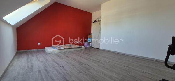 Laissez-vous séduire par cette superbe maison familiale de 2024, où modernité, confort et luminosité se conjuguent à la perfection.

Dès l'entrée, vous découvrirez une magnifique pièce de vie traversante, baignée de lumière naturelle, idéale pour partager des moments en famille ou entre amis. Sa cuisine aménagée et entièrement équipée, ouverte sur le séjour, allie élégance et fonctionnalité.

Le rez-de-chaussée offre également une suite parentale avec sa salle d'eau privative (douche et vasque), un véritable cocon pour préserver votre intimité.

À l'étage, trois belles chambres, une salle d'eau moderne et un WC indépendant complètent parfaitement l'espace nuit.

Les prestations qui font la différence :
🏡 Maison de 113,26 m² sur une parcelle de 321 m².
🛏️ 4 chambres dont une suite parentale au rez-de-chaussée.
🍽️ Cuisine aménagée et équipée ouverte sur le séjour.
☀️ Belle pièce de vie traversante et lumineuse.
🌿 Pompe à chaleur – DPE A, pour un confort optimal et des économies d'énergie.
🪟 Fenêtres PVC double vitrage.
⚡ Volets roulants électriques.
🚗 Garage attenant avec porte motorisée.
🛡️ Construction 2024, sous garanties décennales.

Une maison clé en main, où chaque détail a été pensé pour vous offrir un cadre de vie agréable. Il ne vous reste plus qu'à poser vos valises et profiter de votre nouveau chez-vous.

❤️ Un bien rare sur le secteur qui mérite d'être découvert sans tarder !

📞 Camille Legré
Mandataire immobilier indépendante – BSK Immobilier
📱 06 76 01 16 41