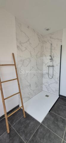 Laissez-vous séduire par cette superbe maison familiale de 2024, où modernité, confort et luminosité se conjuguent à la perfection.

Dès l'entrée, vous découvrirez une magnifique pièce de vie traversante, baignée de lumière naturelle, idéale pour partager des moments en famille ou entre amis. Sa cuisine aménagée et entièrement équipée, ouverte sur le séjour, allie élégance et fonctionnalité.

Le rez-de-chaussée offre également une suite parentale avec sa salle d'eau privative (douche et vasque), un véritable cocon pour préserver votre intimité.

À l'étage, trois belles chambres, une salle d'eau moderne et un WC indépendant complètent parfaitement l'espace nuit.

Les prestations qui font la différence :
🏡 Maison de 113,26 m² sur une parcelle de 321 m².
🛏️ 4 chambres dont une suite parentale au rez-de-chaussée.
🍽️ Cuisine aménagée et équipée ouverte sur le séjour.
☀️ Belle pièce de vie traversante et lumineuse.
🌿 Pompe à chaleur – DPE A, pour un confort optimal et des économies d'énergie.
🪟 Fenêtres PVC double vitrage.
⚡ Volets roulants électriques.
🚗 Garage attenant avec porte motorisée.
🛡️ Construction 2024, sous garanties décennales.

Une maison clé en main, où chaque détail a été pensé pour vous offrir un cadre de vie agréable. Il ne vous reste plus qu'à poser vos valises et profiter de votre nouveau chez-vous.

❤️ Un bien rare sur le secteur qui mérite d'être découvert sans tarder !

📞 Camille Legré
Mandataire immobilier indépendante – BSK Immobilier
📱 06 76 01 16 41