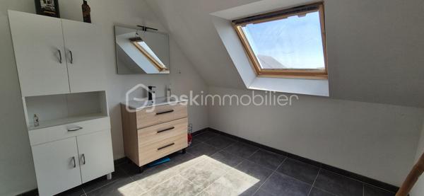 Laissez-vous séduire par cette superbe maison familiale de 2024, où modernité, confort et luminosité se conjuguent à la perfection.

Dès l'entrée, vous découvrirez une magnifique pièce de vie traversante, baignée de lumière naturelle, idéale pour partager des moments en famille ou entre amis. Sa cuisine aménagée et entièrement équipée, ouverte sur le séjour, allie élégance et fonctionnalité.

Le rez-de-chaussée offre également une suite parentale avec sa salle d'eau privative (douche et vasque), un véritable cocon pour préserver votre intimité.

À l'étage, trois belles chambres, une salle d'eau moderne et un WC indépendant complètent parfaitement l'espace nuit.

Les prestations qui font la différence :
🏡 Maison de 113,26 m² sur une parcelle de 321 m².
🛏️ 4 chambres dont une suite parentale au rez-de-chaussée.
🍽️ Cuisine aménagée et équipée ouverte sur le séjour.
☀️ Belle pièce de vie traversante et lumineuse.
🌿 Pompe à chaleur – DPE A, pour un confort optimal et des économies d'énergie.
🪟 Fenêtres PVC double vitrage.
⚡ Volets roulants électriques.
🚗 Garage attenant avec porte motorisée.
🛡️ Construction 2024, sous garanties décennales.

Une maison clé en main, où chaque détail a été pensé pour vous offrir un cadre de vie agréable. Il ne vous reste plus qu'à poser vos valises et profiter de votre nouveau chez-vous.

❤️ Un bien rare sur le secteur qui mérite d'être découvert sans tarder !

📞 Camille Legré
Mandataire immobilier indépendante – BSK Immobilier
📱 06 76 01 16 41