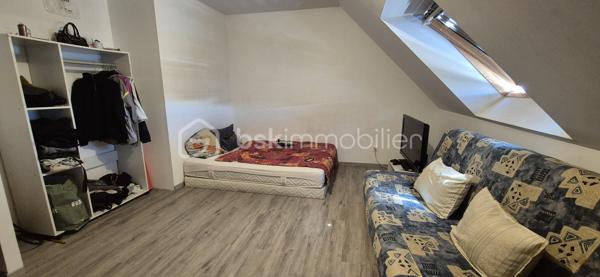 Laissez-vous séduire par cette superbe maison familiale de 2024, où modernité, confort et luminosité se conjuguent à la perfection.

Dès l'entrée, vous découvrirez une magnifique pièce de vie traversante, baignée de lumière naturelle, idéale pour partager des moments en famille ou entre amis. Sa cuisine aménagée et entièrement équipée, ouverte sur le séjour, allie élégance et fonctionnalité.

Le rez-de-chaussée offre également une suite parentale avec sa salle d'eau privative (douche et vasque), un véritable cocon pour préserver votre intimité.

À l'étage, trois belles chambres, une salle d'eau moderne et un WC indépendant complètent parfaitement l'espace nuit.

Les prestations qui font la différence :
🏡 Maison de 113,26 m² sur une parcelle de 321 m².
🛏️ 4 chambres dont une suite parentale au rez-de-chaussée.
🍽️ Cuisine aménagée et équipée ouverte sur le séjour.
☀️ Belle pièce de vie traversante et lumineuse.
🌿 Pompe à chaleur – DPE A, pour un confort optimal et des économies d'énergie.
🪟 Fenêtres PVC double vitrage.
⚡ Volets roulants électriques.
🚗 Garage attenant avec porte motorisée.
🛡️ Construction 2024, sous garanties décennales.

Une maison clé en main, où chaque détail a été pensé pour vous offrir un cadre de vie agréable. Il ne vous reste plus qu'à poser vos valises et profiter de votre nouveau chez-vous.

❤️ Un bien rare sur le secteur qui mérite d'être découvert sans tarder !

📞 Camille Legré
Mandataire immobilier indépendante – BSK Immobilier
📱 06 76 01 16 41