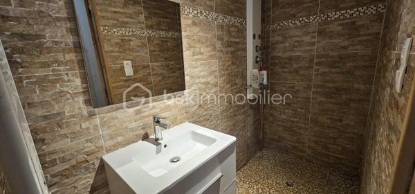 SECTEUR UNIVERSITÉ /CALVAIRE-SAINT-PIERRE

Maison familiale avec vie de plain-pied, proche de toutes les commodités, tram, bus, commerces, écoles...

Belle entrée, cuisine aménagée-équipée, salon salle à manger traversant avec poêle à pellet, une chambre lumineuse avec son dressing, salle d'eau, WC séparé.
À l'étage, palier, 2 chambres, salle de bain avec WC.
Sous-sol piéton, stockage, une grande chambre, un atelier, chaufferie.

Terrasse et jardin expo sud

Stationnement 1 véhicule dans la parcelle

Courette devant

Les plus : 
- PVC DOUBLE VITRAGE
- VOLETS ROULANTS ÉLECTRIQUES
- POÊLE À PELLET
- DPE D 

Faire vite!!