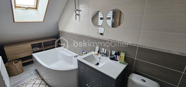 SECTEUR UNIVERSITÉ /CALVAIRE-SAINT-PIERRE

Maison familiale avec vie de plain-pied, proche de toutes les commodités, tram, bus, commerces, écoles...

Belle entrée, cuisine aménagée-équipée, salon salle à manger traversant avec poêle à pellet, une chambre lumineuse avec son dressing, salle d'eau, WC séparé.
À l'étage, palier, 2 chambres, salle de bain avec WC.
Sous-sol piéton, stockage, une grande chambre, un atelier, chaufferie.

Terrasse et jardin expo sud

Stationnement 1 véhicule dans la parcelle

Courette devant

Les plus : 
- PVC DOUBLE VITRAGE
- VOLETS ROULANTS ÉLECTRIQUES
- POÊLE À PELLET
- DPE D 

Faire vite!!
