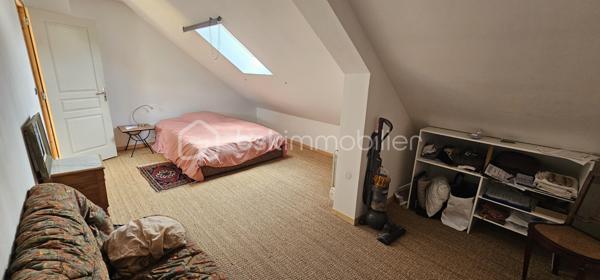 SECTEUR UNIVERSITÉ /CALVAIRE-SAINT-PIERRE

Maison familiale avec vie de plain-pied, proche de toutes les commodités, tram, bus, commerces, écoles...

Belle entrée, cuisine aménagée-équipée, salon salle à manger traversant avec poêle à pellet, une chambre lumineuse avec son dressing, salle d'eau, WC séparé.
À l'étage, palier, 2 chambres, salle de bain avec WC.
Sous-sol piéton, stockage, une grande chambre, un atelier, chaufferie.

Terrasse et jardin expo sud

Stationnement 1 véhicule dans la parcelle

Courette devant

Les plus : 
- PVC DOUBLE VITRAGE
- VOLETS ROULANTS ÉLECTRIQUES
- POÊLE À PELLET
- DPE D 

Faire vite!!