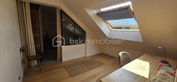 SECTEUR UNIVERSITÉ /CALVAIRE-SAINT-PIERRE

Maison familiale avec vie de plain-pied, proche de toutes les commodités, tram, bus, commerces, écoles...

Belle entrée, cuisine aménagée-équipée, salon salle à manger traversant avec poêle à pellet, une chambre lumineuse avec son dressing, salle d'eau, WC séparé.
À l'étage, palier, 2 chambres, salle de bain avec WC.
Sous-sol piéton, stockage, une grande chambre, un atelier, chaufferie.

Terrasse et jardin expo sud

Stationnement 1 véhicule dans la parcelle

Courette devant

Les plus : 
- PVC DOUBLE VITRAGE
- VOLETS ROULANTS ÉLECTRIQUES
- POÊLE À PELLET
- DPE D 

Faire vite!!