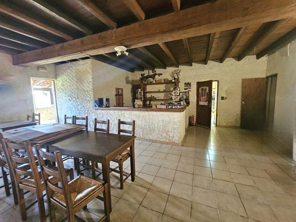 Soturac (46700) 3 HABITATIONS PISCINE 14 HECTARES AVEC BOIS ET SOURCE SITUATION TRES DOMINANTE ET VUE DÉGAGÉE