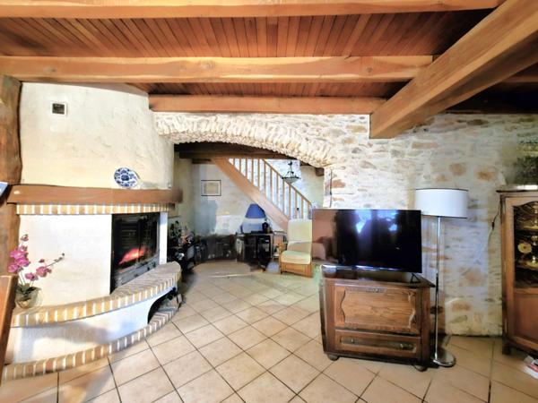 Soturac (46700) 3 HABITATIONS PISCINE 14 HECTARES AVEC BOIS ET SOURCE SITUATION TRES DOMINANTE ET VUE DÉGAGÉE