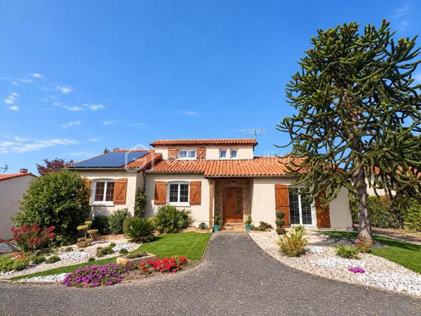 À découvrir à Saint-Léger-sous-Cholet, dans un environnement calme et verdoyant, cette maison familiale construite en 1981 offre 142 m² habitables sur une belle parcelle de 962 m².

Dès l’entrée, vous découvrirez un hall de 7,30 m² qui s’ouvre sur une agréable pièce de vie de 42 m². Chaleureux et plein de caractère, le salon-séjour bénéficie d’une cheminée et offre un bel espace pour partager les moments en famille.

La cuisine indépendante de 15,70 m² complète cet espace de vie.

Le rez-de-chaussée propose également trois chambres de 9,80 m², 11,85 m² et 10,95 m², ainsi qu’une salle d’eau et des WC indépendants. Un véritable espace de vie de plain-pied, pratique et confortable au quotidien.

À l’étage, une mezzanine de 14,60 m² offre un espace supplémentaire idéal pour un bureau, un coin détente ou une salle de jeux. Elle dessert une quatrième chambre mansardée ainsi que des WC indépendants.

Autre atout majeur de cette maison : son sous-sol complet d’environ 125 m², offrant un remarquable potentiel et de nombreux espaces de rangement. Il comprend notamment une pièce pouvant être aménagée en chambre supplémentaire, une buanderie, un atelier, une cave ainsi qu’un grand garage.

À l’extérieur, vous profiterez d’un terrain de 962 m², agrémenté notamment d’un puits.

La maison bénéficie également de plusieurs équipements appréciables : pompe à chaleur, panneaux solaires et DPE classé C. Les menuiseries ont été installées il y a environ 6 ans.

Une maison familiale aux beaux volumes, offrant une vie de plain-pied, un vaste sous-sol et de nombreuses possibilités d’aménagement, dans un environnement agréable à Saint-Léger-sous-Cholet.