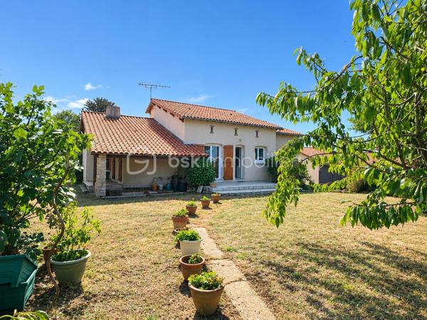 À découvrir à Saint-Léger-sous-Cholet, dans un environnement calme et verdoyant, cette maison familiale construite en 1981 offre 142 m² habitables sur une belle parcelle de 962 m².

Dès l’entrée, vous découvrirez un hall de 7,30 m² qui s’ouvre sur une agréable pièce de vie de 42 m². Chaleureux et plein de caractère, le salon-séjour bénéficie d’une cheminée et offre un bel espace pour partager les moments en famille.

La cuisine indépendante de 15,70 m² complète cet espace de vie.

Le rez-de-chaussée propose également trois chambres de 9,80 m², 11,85 m² et 10,95 m², ainsi qu’une salle d’eau et des WC indépendants. Un véritable espace de vie de plain-pied, pratique et confortable au quotidien.

À l’étage, une mezzanine de 14,60 m² offre un espace supplémentaire idéal pour un bureau, un coin détente ou une salle de jeux. Elle dessert une quatrième chambre mansardée ainsi que des WC indépendants.

Autre atout majeur de cette maison : son sous-sol complet d’environ 125 m², offrant un remarquable potentiel et de nombreux espaces de rangement. Il comprend notamment une pièce pouvant être aménagée en chambre supplémentaire, une buanderie, un atelier, une cave ainsi qu’un grand garage.

À l’extérieur, vous profiterez d’un terrain de 962 m², agrémenté notamment d’un puits.

La maison bénéficie également de plusieurs équipements appréciables : pompe à chaleur, panneaux solaires et DPE classé C. Les menuiseries ont été installées il y a environ 6 ans.

Une maison familiale aux beaux volumes, offrant une vie de plain-pied, un vaste sous-sol et de nombreuses possibilités d’aménagement, dans un environnement agréable à Saint-Léger-sous-Cholet.