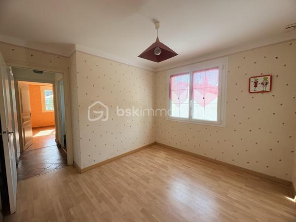 À découvrir à Saint-Léger-sous-Cholet, dans un environnement calme et verdoyant, cette maison familiale construite en 1981 offre 142 m² habitables sur une belle parcelle de 962 m².

Dès l’entrée, vous découvrirez un hall de 7,30 m² qui s’ouvre sur une agréable pièce de vie de 42 m². Chaleureux et plein de caractère, le salon-séjour bénéficie d’une cheminée et offre un bel espace pour partager les moments en famille.

La cuisine indépendante de 15,70 m² complète cet espace de vie.

Le rez-de-chaussée propose également trois chambres de 9,80 m², 11,85 m² et 10,95 m², ainsi qu’une salle d’eau et des WC indépendants. Un véritable espace de vie de plain-pied, pratique et confortable au quotidien.

À l’étage, une mezzanine de 14,60 m² offre un espace supplémentaire idéal pour un bureau, un coin détente ou une salle de jeux. Elle dessert une quatrième chambre mansardée ainsi que des WC indépendants.

Autre atout majeur de cette maison : son sous-sol complet d’environ 125 m², offrant un remarquable potentiel et de nombreux espaces de rangement. Il comprend notamment une pièce pouvant être aménagée en chambre supplémentaire, une buanderie, un atelier, une cave ainsi qu’un grand garage.

À l’extérieur, vous profiterez d’un terrain de 962 m², agrémenté notamment d’un puits.

La maison bénéficie également de plusieurs équipements appréciables : pompe à chaleur, panneaux solaires et DPE classé C. Les menuiseries ont été installées il y a environ 6 ans.

Une maison familiale aux beaux volumes, offrant une vie de plain-pied, un vaste sous-sol et de nombreuses possibilités d’aménagement, dans un environnement agréable à Saint-Léger-sous-Cholet.
