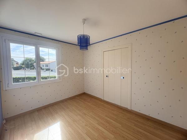 À découvrir à Saint-Léger-sous-Cholet, dans un environnement calme et verdoyant, cette maison familiale construite en 1981 offre 142 m² habitables sur une belle parcelle de 962 m².

Dès l’entrée, vous découvrirez un hall de 7,30 m² qui s’ouvre sur une agréable pièce de vie de 42 m². Chaleureux et plein de caractère, le salon-séjour bénéficie d’une cheminée et offre un bel espace pour partager les moments en famille.

La cuisine indépendante de 15,70 m² complète cet espace de vie.

Le rez-de-chaussée propose également trois chambres de 9,80 m², 11,85 m² et 10,95 m², ainsi qu’une salle d’eau et des WC indépendants. Un véritable espace de vie de plain-pied, pratique et confortable au quotidien.

À l’étage, une mezzanine de 14,60 m² offre un espace supplémentaire idéal pour un bureau, un coin détente ou une salle de jeux. Elle dessert une quatrième chambre mansardée ainsi que des WC indépendants.

Autre atout majeur de cette maison : son sous-sol complet d’environ 125 m², offrant un remarquable potentiel et de nombreux espaces de rangement. Il comprend notamment une pièce pouvant être aménagée en chambre supplémentaire, une buanderie, un atelier, une cave ainsi qu’un grand garage.

À l’extérieur, vous profiterez d’un terrain de 962 m², agrémenté notamment d’un puits.

La maison bénéficie également de plusieurs équipements appréciables : pompe à chaleur, panneaux solaires et DPE classé C. Les menuiseries ont été installées il y a environ 6 ans.

Une maison familiale aux beaux volumes, offrant une vie de plain-pied, un vaste sous-sol et de nombreuses possibilités d’aménagement, dans un environnement agréable à Saint-Léger-sous-Cholet.