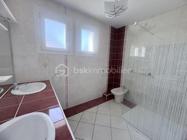 À découvrir à Saint-Léger-sous-Cholet, dans un environnement calme et verdoyant, cette maison familiale construite en 1981 offre 142 m² habitables sur une belle parcelle de 962 m².

Dès l’entrée, vous découvrirez un hall de 7,30 m² qui s’ouvre sur une agréable pièce de vie de 42 m². Chaleureux et plein de caractère, le salon-séjour bénéficie d’une cheminée et offre un bel espace pour partager les moments en famille.

La cuisine indépendante de 15,70 m² complète cet espace de vie.

Le rez-de-chaussée propose également trois chambres de 9,80 m², 11,85 m² et 10,95 m², ainsi qu’une salle d’eau et des WC indépendants. Un véritable espace de vie de plain-pied, pratique et confortable au quotidien.

À l’étage, une mezzanine de 14,60 m² offre un espace supplémentaire idéal pour un bureau, un coin détente ou une salle de jeux. Elle dessert une quatrième chambre mansardée ainsi que des WC indépendants.

Autre atout majeur de cette maison : son sous-sol complet d’environ 125 m², offrant un remarquable potentiel et de nombreux espaces de rangement. Il comprend notamment une pièce pouvant être aménagée en chambre supplémentaire, une buanderie, un atelier, une cave ainsi qu’un grand garage.

À l’extérieur, vous profiterez d’un terrain de 962 m², agrémenté notamment d’un puits.

La maison bénéficie également de plusieurs équipements appréciables : pompe à chaleur, panneaux solaires et DPE classé C. Les menuiseries ont été installées il y a environ 6 ans.

Une maison familiale aux beaux volumes, offrant une vie de plain-pied, un vaste sous-sol et de nombreuses possibilités d’aménagement, dans un environnement agréable à Saint-Léger-sous-Cholet.