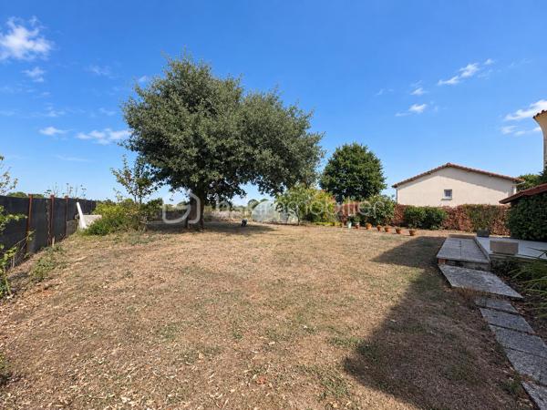 À découvrir à Saint-Léger-sous-Cholet, dans un environnement calme et verdoyant, cette maison familiale construite en 1981 offre 142 m² habitables sur une belle parcelle de 962 m².

Dès l’entrée, vous découvrirez un hall de 7,30 m² qui s’ouvre sur une agréable pièce de vie de 42 m². Chaleureux et plein de caractère, le salon-séjour bénéficie d’une cheminée et offre un bel espace pour partager les moments en famille.

La cuisine indépendante de 15,70 m² complète cet espace de vie.

Le rez-de-chaussée propose également trois chambres de 9,80 m², 11,85 m² et 10,95 m², ainsi qu’une salle d’eau et des WC indépendants. Un véritable espace de vie de plain-pied, pratique et confortable au quotidien.

À l’étage, une mezzanine de 14,60 m² offre un espace supplémentaire idéal pour un bureau, un coin détente ou une salle de jeux. Elle dessert une quatrième chambre mansardée ainsi que des WC indépendants.

Autre atout majeur de cette maison : son sous-sol complet d’environ 125 m², offrant un remarquable potentiel et de nombreux espaces de rangement. Il comprend notamment une pièce pouvant être aménagée en chambre supplémentaire, une buanderie, un atelier, une cave ainsi qu’un grand garage.

À l’extérieur, vous profiterez d’un terrain de 962 m², agrémenté notamment d’un puits.

La maison bénéficie également de plusieurs équipements appréciables : pompe à chaleur, panneaux solaires et DPE classé C. Les menuiseries ont été installées il y a environ 6 ans.

Une maison familiale aux beaux volumes, offrant une vie de plain-pied, un vaste sous-sol et de nombreuses possibilités d’aménagement, dans un environnement agréable à Saint-Léger-sous-Cholet.