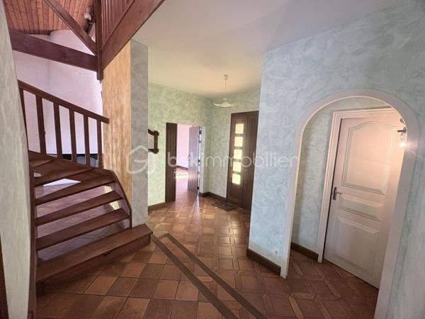 À découvrir à Saint-Léger-sous-Cholet, dans un environnement calme et verdoyant, cette maison familiale construite en 1981 offre 142 m² habitables sur une belle parcelle de 962 m².

Dès l’entrée, vous découvrirez un hall de 7,30 m² qui s’ouvre sur une agréable pièce de vie de 42 m². Chaleureux et plein de caractère, le salon-séjour bénéficie d’une cheminée et offre un bel espace pour partager les moments en famille.

La cuisine indépendante de 15,70 m² complète cet espace de vie.

Le rez-de-chaussée propose également trois chambres de 9,80 m², 11,85 m² et 10,95 m², ainsi qu’une salle d’eau et des WC indépendants. Un véritable espace de vie de plain-pied, pratique et confortable au quotidien.

À l’étage, une mezzanine de 14,60 m² offre un espace supplémentaire idéal pour un bureau, un coin détente ou une salle de jeux. Elle dessert une quatrième chambre mansardée ainsi que des WC indépendants.

Autre atout majeur de cette maison : son sous-sol complet d’environ 125 m², offrant un remarquable potentiel et de nombreux espaces de rangement. Il comprend notamment une pièce pouvant être aménagée en chambre supplémentaire, une buanderie, un atelier, une cave ainsi qu’un grand garage.

À l’extérieur, vous profiterez d’un terrain de 962 m², agrémenté notamment d’un puits.

La maison bénéficie également de plusieurs équipements appréciables : pompe à chaleur, panneaux solaires et DPE classé C. Les menuiseries ont été installées il y a environ 6 ans.

Une maison familiale aux beaux volumes, offrant une vie de plain-pied, un vaste sous-sol et de nombreuses possibilités d’aménagement, dans un environnement agréable à Saint-Léger-sous-Cholet.