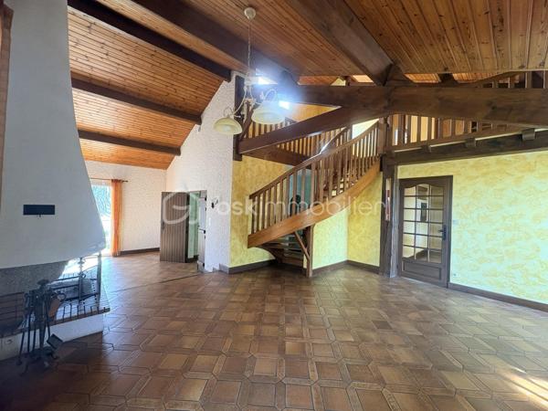 À découvrir à Saint-Léger-sous-Cholet, dans un environnement calme et verdoyant, cette maison familiale construite en 1981 offre 142 m² habitables sur une belle parcelle de 962 m².

Dès l’entrée, vous découvrirez un hall de 7,30 m² qui s’ouvre sur une agréable pièce de vie de 42 m². Chaleureux et plein de caractère, le salon-séjour bénéficie d’une cheminée et offre un bel espace pour partager les moments en famille.

La cuisine indépendante de 15,70 m² complète cet espace de vie.

Le rez-de-chaussée propose également trois chambres de 9,80 m², 11,85 m² et 10,95 m², ainsi qu’une salle d’eau et des WC indépendants. Un véritable espace de vie de plain-pied, pratique et confortable au quotidien.

À l’étage, une mezzanine de 14,60 m² offre un espace supplémentaire idéal pour un bureau, un coin détente ou une salle de jeux. Elle dessert une quatrième chambre mansardée ainsi que des WC indépendants.

Autre atout majeur de cette maison : son sous-sol complet d’environ 125 m², offrant un remarquable potentiel et de nombreux espaces de rangement. Il comprend notamment une pièce pouvant être aménagée en chambre supplémentaire, une buanderie, un atelier, une cave ainsi qu’un grand garage.

À l’extérieur, vous profiterez d’un terrain de 962 m², agrémenté notamment d’un puits.

La maison bénéficie également de plusieurs équipements appréciables : pompe à chaleur, panneaux solaires et DPE classé C. Les menuiseries ont été installées il y a environ 6 ans.

Une maison familiale aux beaux volumes, offrant une vie de plain-pied, un vaste sous-sol et de nombreuses possibilités d’aménagement, dans un environnement agréable à Saint-Léger-sous-Cholet.