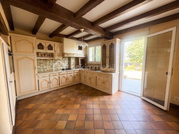 À découvrir à Saint-Léger-sous-Cholet, dans un environnement calme et verdoyant, cette maison familiale construite en 1981 offre 142 m² habitables sur une belle parcelle de 962 m².

Dès l’entrée, vous découvrirez un hall de 7,30 m² qui s’ouvre sur une agréable pièce de vie de 42 m². Chaleureux et plein de caractère, le salon-séjour bénéficie d’une cheminée et offre un bel espace pour partager les moments en famille.

La cuisine indépendante de 15,70 m² complète cet espace de vie.

Le rez-de-chaussée propose également trois chambres de 9,80 m², 11,85 m² et 10,95 m², ainsi qu’une salle d’eau et des WC indépendants. Un véritable espace de vie de plain-pied, pratique et confortable au quotidien.

À l’étage, une mezzanine de 14,60 m² offre un espace supplémentaire idéal pour un bureau, un coin détente ou une salle de jeux. Elle dessert une quatrième chambre mansardée ainsi que des WC indépendants.

Autre atout majeur de cette maison : son sous-sol complet d’environ 125 m², offrant un remarquable potentiel et de nombreux espaces de rangement. Il comprend notamment une pièce pouvant être aménagée en chambre supplémentaire, une buanderie, un atelier, une cave ainsi qu’un grand garage.

À l’extérieur, vous profiterez d’un terrain de 962 m², agrémenté notamment d’un puits.

La maison bénéficie également de plusieurs équipements appréciables : pompe à chaleur, panneaux solaires et DPE classé C. Les menuiseries ont été installées il y a environ 6 ans.

Une maison familiale aux beaux volumes, offrant une vie de plain-pied, un vaste sous-sol et de nombreuses possibilités d’aménagement, dans un environnement agréable à Saint-Léger-sous-Cholet.