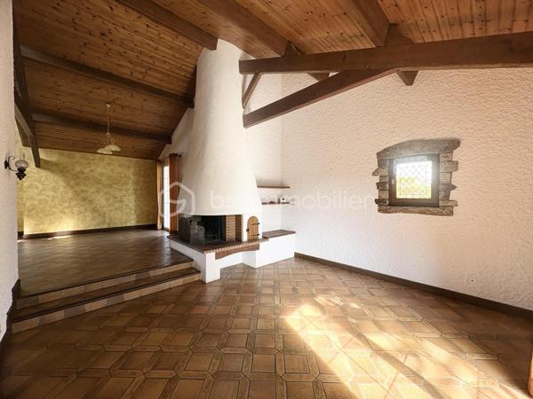 À découvrir à Saint-Léger-sous-Cholet, dans un environnement calme et verdoyant, cette maison familiale construite en 1981 offre 142 m² habitables sur une belle parcelle de 962 m².

Dès l’entrée, vous découvrirez un hall de 7,30 m² qui s’ouvre sur une agréable pièce de vie de 42 m². Chaleureux et plein de caractère, le salon-séjour bénéficie d’une cheminée et offre un bel espace pour partager les moments en famille.

La cuisine indépendante de 15,70 m² complète cet espace de vie.

Le rez-de-chaussée propose également trois chambres de 9,80 m², 11,85 m² et 10,95 m², ainsi qu’une salle d’eau et des WC indépendants. Un véritable espace de vie de plain-pied, pratique et confortable au quotidien.

À l’étage, une mezzanine de 14,60 m² offre un espace supplémentaire idéal pour un bureau, un coin détente ou une salle de jeux. Elle dessert une quatrième chambre mansardée ainsi que des WC indépendants.

Autre atout majeur de cette maison : son sous-sol complet d’environ 125 m², offrant un remarquable potentiel et de nombreux espaces de rangement. Il comprend notamment une pièce pouvant être aménagée en chambre supplémentaire, une buanderie, un atelier, une cave ainsi qu’un grand garage.

À l’extérieur, vous profiterez d’un terrain de 962 m², agrémenté notamment d’un puits.

La maison bénéficie également de plusieurs équipements appréciables : pompe à chaleur, panneaux solaires et DPE classé C. Les menuiseries ont été installées il y a environ 6 ans.

Une maison familiale aux beaux volumes, offrant une vie de plain-pied, un vaste sous-sol et de nombreuses possibilités d’aménagement, dans un environnement agréable à Saint-Léger-sous-Cholet.